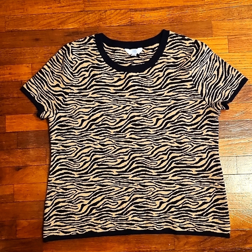 🍁Time and Tru Zebra Print Short Sleeve Sweater